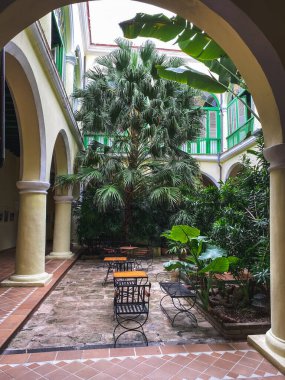 Havana, Küba, Şubat 2020: Otel lobisi ve verandası