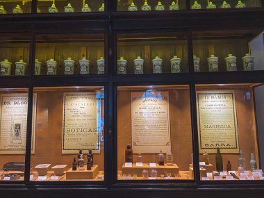 Havana, Küba, Şubat 2020: Bir baharat dükkanının içi