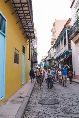 Havana, Küba, Şubat 2020: Eski Havana sokaklarında Kübalıların günlük yaşamı