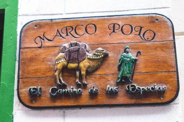 Havana, Küba, Şubat 2020: Marco Polo Baharat Dükkanı 'nın ahşap tabağı