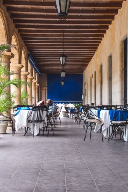 Havana, Küba, Şubat 2020: Old Square 'deki bir kafede boş masalar
