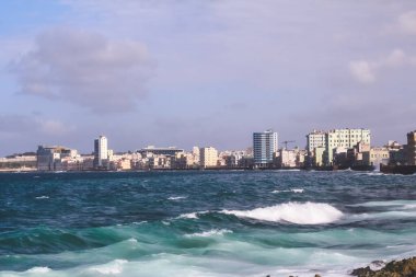 Havana, Küba, Şubat 2020: Malecon seti yakınlarında dalgalar taşlara çarpıyor