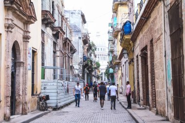 Havana, Küba, Şubat 2020: Turistler ve bisiklet taksileri eski Havana sokaklarında