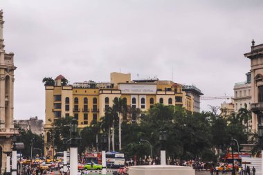 Havana, Küba, Şubat 2020: Kongre binasının merdivenlerinden Central Park ve Park Central Otel manzarası