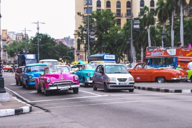 Havana, Küba, Şubat 2020: Havana sokaklarında arabalar