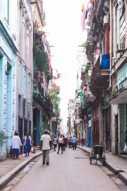Havana, Küba, Şubat 2020: üzerinde turistler olan dar sokaklar