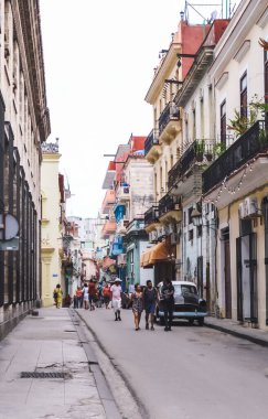 Havana, Küba, Şubat 2020: üzerinde turistler olan dar sokaklar