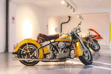 Havana, Küba, Şubat 2020: Havana Antika Teknoloji Müzesi 'nde eski motorsikletler