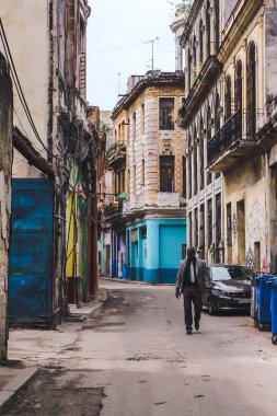 Havana, Küba, Şubat 2020: Eski Havana sokaklarında Kübalıların günlük yaşamı