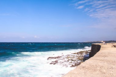 Havana 'daki Malecon limanına köpük dalgaları çarpıyor