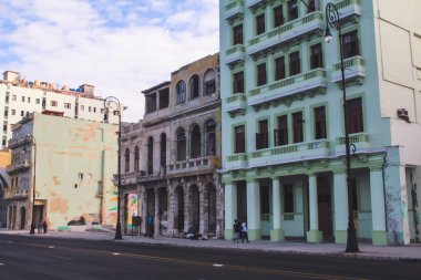 Havana, Küba, Şubat 2020: Malecon sahilinde sütunları olan eski bina