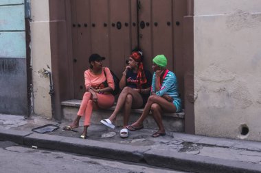 Havana, Küba, Şubat 2020: Eski Havana sokaklarında Kübalıların günlük yaşamı