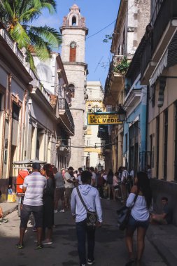 Havana, Küba, Şubat 2020: Eski Havana sokaklarında Kübalıların günlük yaşamı