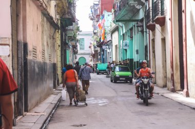 Havana, Küba, Şubat 2020: Eski Havana sokaklarında turistler ve Kübalılar