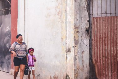 Havana, Küba, Şubat 2020: Eski Havana sokaklarında turistler ve Kübalılar