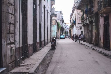 Havana, Küba, Şubat 2020: Eski Havana sokaklarında Kübalıların günlük yaşamı