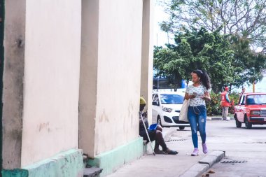 Havana, Küba, Şubat 2020: Eski Havana sokaklarında Kübalıların günlük yaşamı