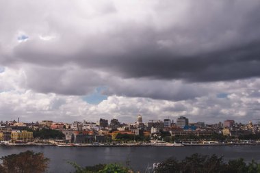 Havana, Küba, Şubat 2020: Körfezdeki tepenin manzarası ve Havana gezinti alanı