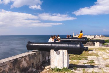 Havana, Küba, Şubat 2020: La Cabana kalesinde silahlar, La Cabana kalesinin duvarında silahlar