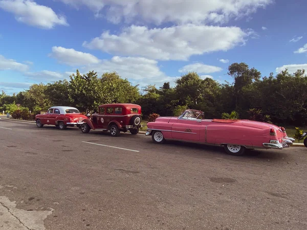 Havana Cuba February 2020 Ретро Автомобілі Років Яскраві Багатокольорові Вінтажні — стокове фото