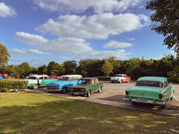 Cayo Santa Maria, Küba, Şubat 2020: Otoparkta antika arabalar