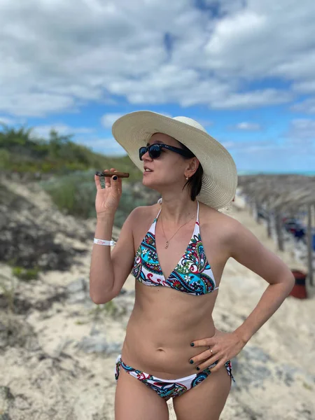 古巴卡约圣玛利亚 2020年2月 一个穿着比基尼的女孩在大海里抽烟抽雪茄 — 图库照片