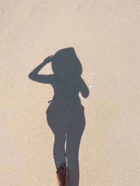 Silhouette Eines Mädchens Mit Hut Sandstrand — Stockfoto