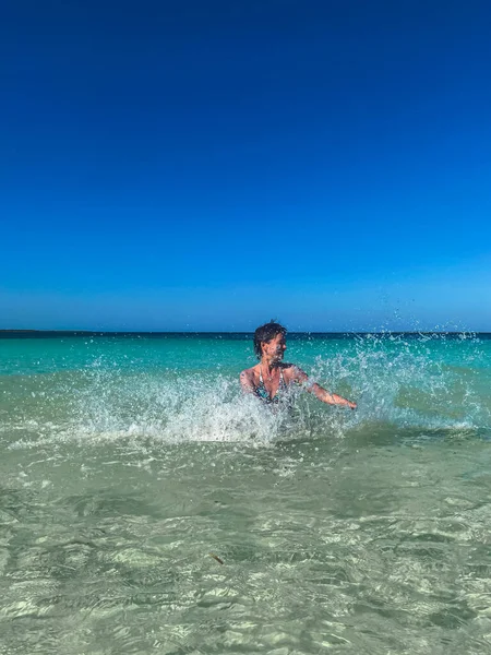 2020年2月キューバ サンタ マリア ビキニ姿の少女が水中に墜落 — ストック写真