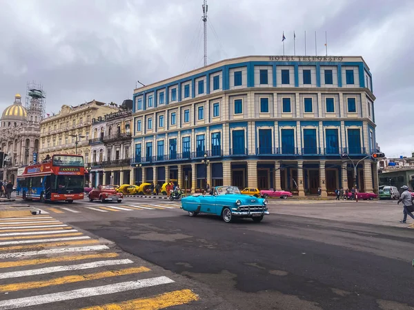 Havana, Küba, Şubat 2020: Capitol yakınlarındaki şehir sokaklarında antika arabalar