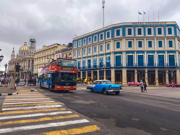 Havana, Küba, Şubat 2020: Capitol yakınlarındaki şehir sokaklarında antika arabalar