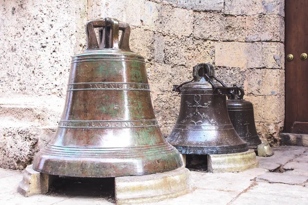 Havana, Küba, Şubat 2020: Klasik bronz çanlar