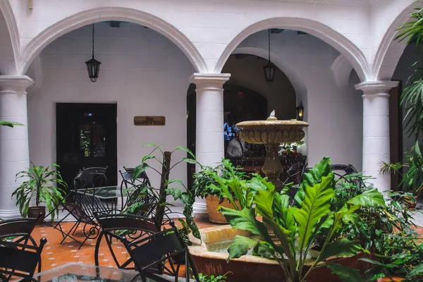 Havana, Küba, Şubat 2020: Otel lobisi ve verandası