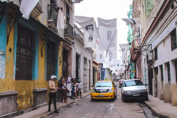 Havana Cuba Fevereiro 2020 Turistas Táxis Bicicleta Nas Ruas Antiga — Fotografia de Stock