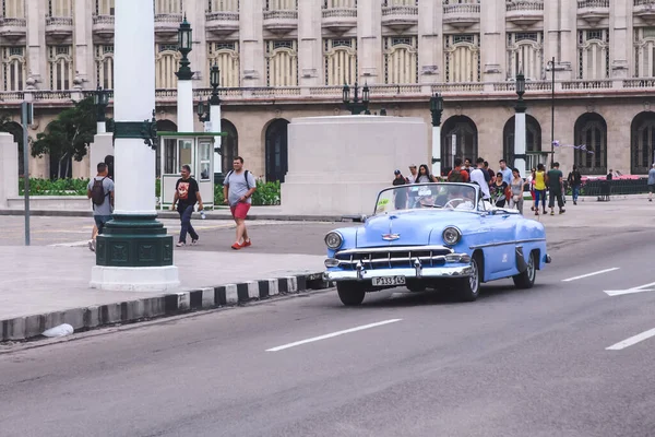 Havana Cuba Fevereiro 2020 Carros Retro Dirigem Longo Rua Frente — Fotografia de Stock