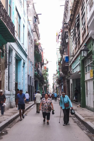Habana Cuba Febrero 2020 Calles Estrechas Con Turistas —  Fotos de Stock