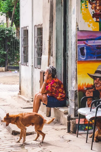 Havana Kuba Únor 2020 Žena Sedí Schodech Před Obchodem Suvenýry — Stock fotografie