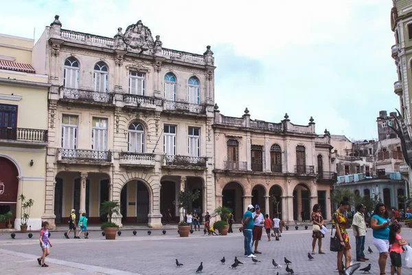 古巴哈瓦那 2020年2月 哈瓦那老广场的人们喂鸽子 — 图库照片