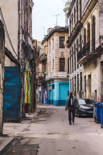 Гавана, Куба, февраль 2020: повседневная жизнь кубинцев на улицах старой Гаваны
