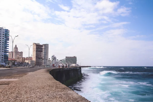 Havana 'daki Malecon limanına köpük dalgaları çarpıyor