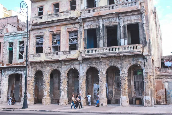 Havana Kuba Únor 2020 Několik Lidí Mluví Stojí Vedle Sloupů — Stock fotografie