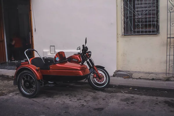 Havana Cuba Februari 2020 Izh Rode Motorfiets Met Zijspan Staat — Stockfoto