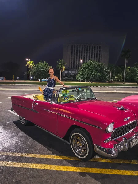 Гавана Куба Февраль 2020 Молодая Девушка Переднем Сиденье Розового Ретро — стоковое фото