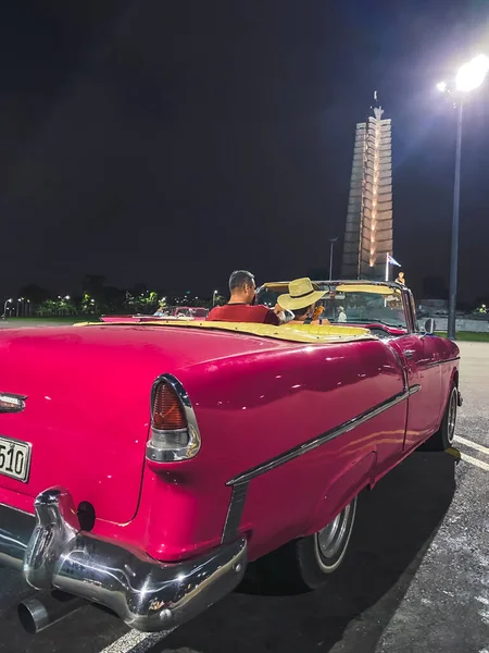 Гавана Куба Февраль 2020 Молодая Пара Переднем Сиденье Розового Ретро — стоковое фото