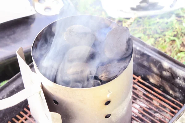 Dym Wznosi Się Nad Spalaniem Węgla Przenośnym Grillu Zewnątrz — Zdjęcie stockowe