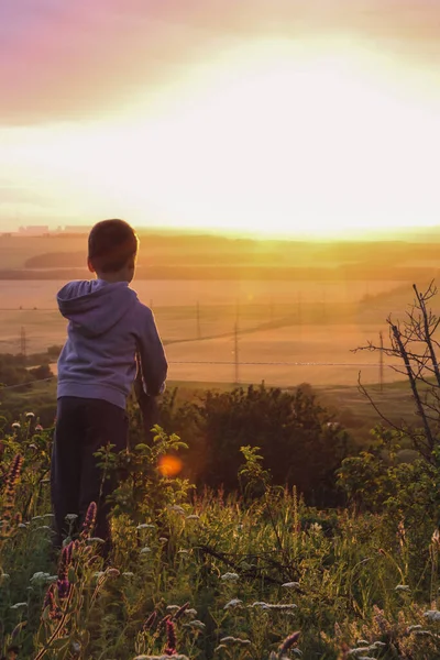 Ein Kleiner Junge Steht Gegen Den Sonnenuntergang Ein Strahl Der — Stockfoto