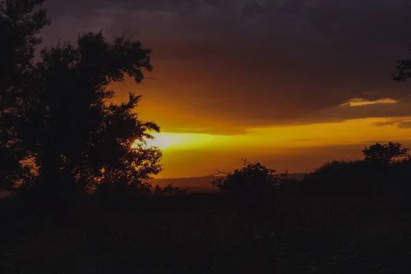 Золотой Луч Заходящего Солнца Прорывается Сквозь Облака — стоковое фото