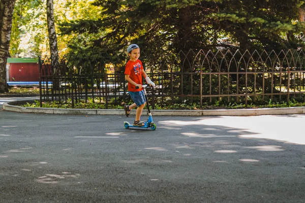 Porträt Eines Kleinen Jungen Auf Einem Motorroller Park — Stockfoto