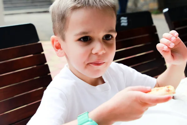 Retrato Menino Comendo Pizza Café — Fotografia de Stock