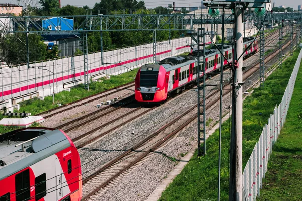 Zwei Züge Auf Den Gleisen — Stockfoto
