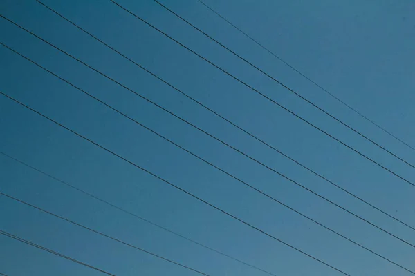 Kabel Tegangan Tinggi Terhadap Langit Biru — Stok Foto